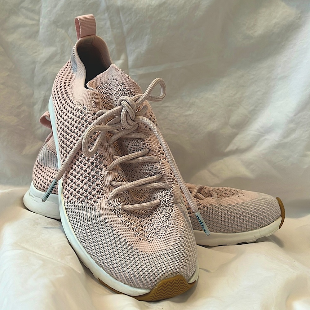 *Excellent Used Condition* Women’s Size 8 Soft Pink Sneakers by Native
